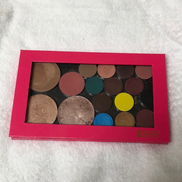 Z palette with highlighters and eyeshadows - Picture 3 of 5